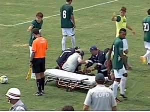 Jogadores vão parar em hospital após briga e desmaio na Copa São Paulo