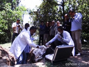 Corpo de Mariah é encontrado pela polícia (Foto: Amor à Vida / TV Globo)