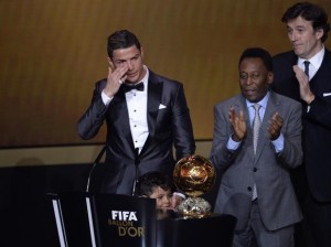 Cristiano Ronaldo emocionado recebe a Bola de Ouro da Fifa