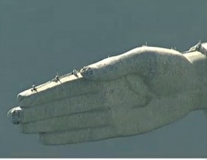 Mão direita do monumento do Cristo Redentor, no Rio de Janeiro, quebrou depois de ser atingida por raios