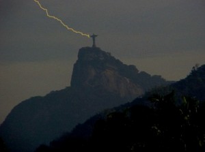 Mão direita do monumento do Cristo Redentor, no Rio de Janeiro, quebrou depois de ser atingida por raios - Foto: Radio Itaperuna Gospel FM