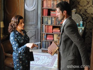 Davi pede ajuda e cliente para pegar livro, mas ela se recusa (Foto: Joia Rara/TV Globo)