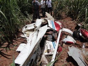Destroços de uma aeronave modelo Explorer, matrícula PR-ZAL, foram encontrados na manhã desta sexta-feira, na área rural de Pratânia, no interior de São Paulo - Foto: Radio Integração FM São Manuel