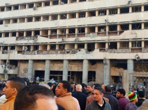 Quatro pessoas morreram e ao menos 73 ficam feridos em atentado no Cairo