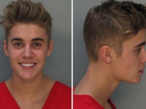Em foto divulgada pela polícia local, Justin Bieber sorri após prisão Em foto divulgada pela polícia local, Justin Bieber sorri após prisão
