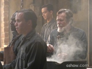 Até quando o suíço vai aguentar as chantagens do vilão? (Foto: Joia Rara/TV Globo)