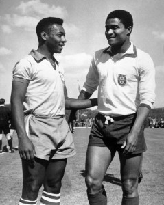 Eusébio e Pelé defendendo cada um a seleção de seu país