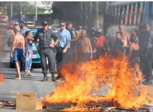 Falta de energia gera protesto e fechamento de via no Rio de Janeiro