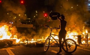 Moradores e comerciantes da Favela do Metrô realizam nova manifestação