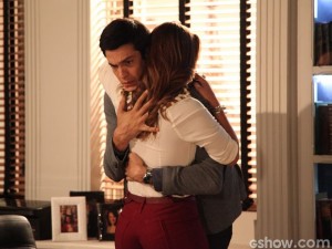 Paloma e Félix se abraçam. Reconciliação à vista? (Foto: Amor à Vida/TV Globo) Paloma e Félix se abraçam. Reconciliação à vista? (Foto: Amor à Vida/TV Globo)