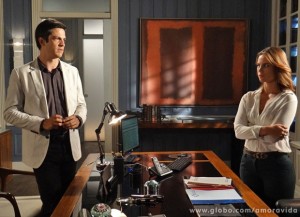 Félix conta a suspeita para Paloma (Foto: Amor à Vida/ TV Globo)