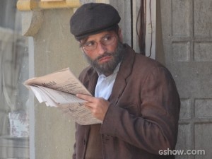 Após fugir da prisão, Franz se disfarça para não ser pego (Foto: Joia Rara/TV Globo)