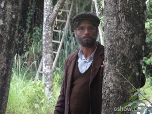 Franz observa casebre de longe, mas é visto pelo casal de velhinhos (Foto: Joia Rara/TV Globo)