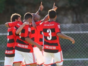 Flamengo vence o Friburguense fora de casa com gols de Samir e Elano
