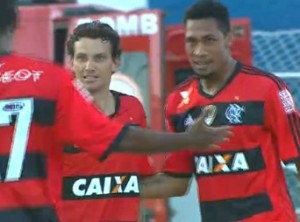 Flamengo vence o Friburguense fora de casa com gols de Samir e Elano