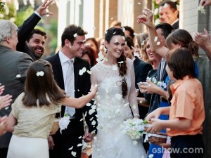 Gina e Elias são festejados após o casamento (Foto: Pedro Curi/TV Globo)