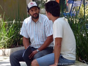 Hernandez apreensivo com a possibilidade de se dar mal nas mãos de Caetano (Foto: Malhação / TV Globo) Hernandez apreensivo com a possibilidade de se dar mal nas mãos de Caetano (Foto: Malhação / TV Globo)