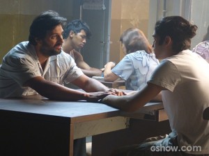 Hernandez dando total apoio a Antônio (Foto: Malhação / TV Globo) Hernandez dando total apoio a Antônio (Foto: Malhação / TV Globo)