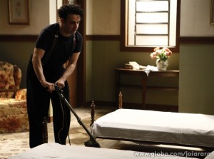 Mudança de emprego? Joel faz faxina em hotel (Foto: Inácio Moraes/TV Globo)