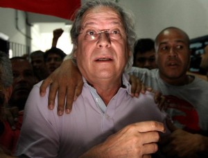 Justiça suspende análise de trabalho externo de Dirceu por suspeição de uso de celular no presídio Justiça suspende análise de trabalho externo de Dirceu por suspeição de uso de celular no presídio