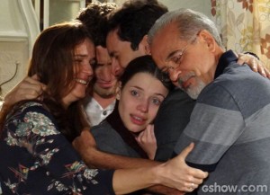 Abraço em família acalma o coração de Linda (Foto: Amor à Vida/ TV Globo)