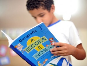 Escolas públicas de todo o Brasil devem receber os livros didáticos até o mês de fevereiro