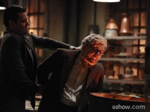 Sem escrúpulos! Manfred ataca Vensceslau e quase o mata (Foto: Ellen Soares/TV Globo)