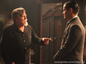 Manfred conta para Ernest que Franz foi preso (Foto: Carol Caminha/TV Globo) Manfred conta para Ernest que Franz foi preso (Foto: Carol Caminha/TV Globo)