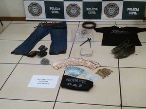 Material apreendido na casa do suspeito de sequestro e estupro e apresentado na DAS (Foto: Polícia Civil/ Divulgação)