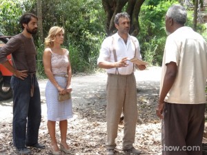 Mundo, Ioiô e Fabrício chegam ao casabre em que Sílvia está, mas Eufrásio desconversa (Foto: Joia Rara/TV Globo)