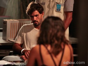 Ninho é levado por enfermeiro até a sala em que está Aline (Foto: Pedro Curi/TV Globo)