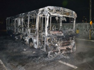 Ônibus são queimados na madrugada desta terça-feira (21/01) em SP