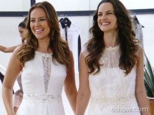 Paloma e Gina são só sorrisos com os vestidos que escolheram (Foto: Amor à Vida/TV Globo)