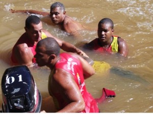 Homens do Corpo de Bombeiros resgatam corpo de homem no Rio Carangola Homens do Corpo de Bombeiros resgatam corpo de homem no Rio Carangola