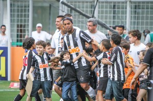 Ronaldinho Gaúcho rejeita time do exterior e renova com o Atlético-MG