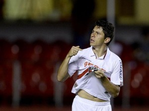 São Paulo goleia o Mogi por 4 x 0 em noite de duelo entre quarentões