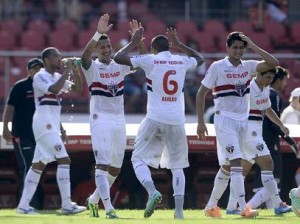 São Paulo vence Oeste com dois gols de zagueiro São Paulo vence Oeste com dois gols de zagueiro