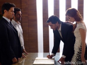 Thales e Natasha assinam documento misterioso (Foto: Amor à Vida/ TV Globo)