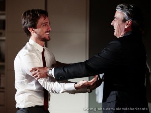 Thomaz decide trazer Lili de volta e Marcelo apoia o pai (Foto: Pedro Curi/TV Globo)