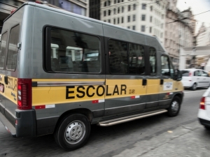 Para transporte escolar o veículo necessita ter autorização para levar crianças e adolescentes