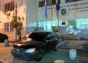 Carro em fuga atropela várias pessoas em ensaio da escola de samba Grande Rio