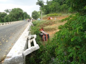 Caminhoneiro adormece ao volante e cai de ponte na região da Ponte Preta estrada de São José de Ubá - Foto: Blog do Adilson Ribeiro