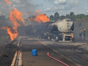 Carretas com combustível colidiram na BR-365 e se incendiaram (Foto: Patrocínio Online/Divulgação)