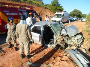 Grave acidente na RJ-220 em Natividade deixa três pessoas feridas