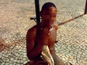 Menor preso com cadeado em poste sai do abrigo, volta a assaltar e é apreendido novamente no Rio