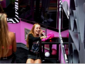 Aline atende o Big Fone e já está no Paredão Aline atende o Big Fone e já está no Paredão