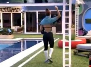 Aline depois de discutir com Boninho mandou um gesto obseno com a mão Aline depois de discutir com Boninho mandou um gesto obseno com a mão