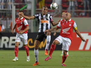 Atlético-MG leva susto, mas vira sobre o Santa Fé pela Libertadores