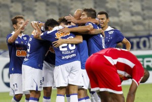 Com futebol envolvente, Cruzeiro vence o Villa Nova e lidera o Mineiro