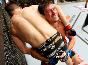Demian Maia tenta queda contra Rory MacDonald; brasileiro foi derrotado na decisão dos jurados